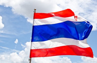 Mavi gökyüzü arka plan ile Tayland bayrağı sallayarak