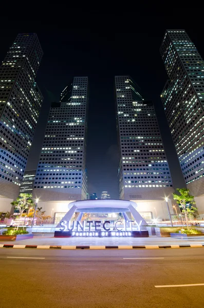 Singapore-jan 24: suntec Türme in der Abenddämmerung am 24. Jan 2014 in singap — Stockfoto