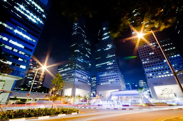SINGAPUR-ENE 24: Suntec Towers al anochecer el 24 de enero de 2014 en Singap —  Fotos de Stock