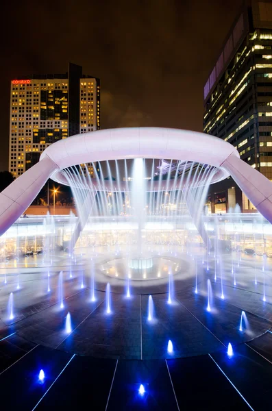 SINGAPUR-ENE 24: Fuente de Riqueza con Torres Suntecas al anochecer —  Fotos de Stock