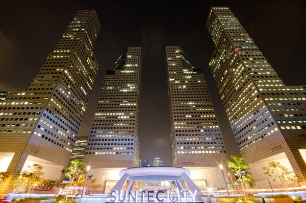 SINGAPUR-ENE 24: Suntec Towers al anochecer el 24 de enero de 2014 en Singap —  Fotos de Stock