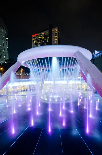 新加坡-扬 24： 新达城财富喷泉塔在黄昏时 图库图片