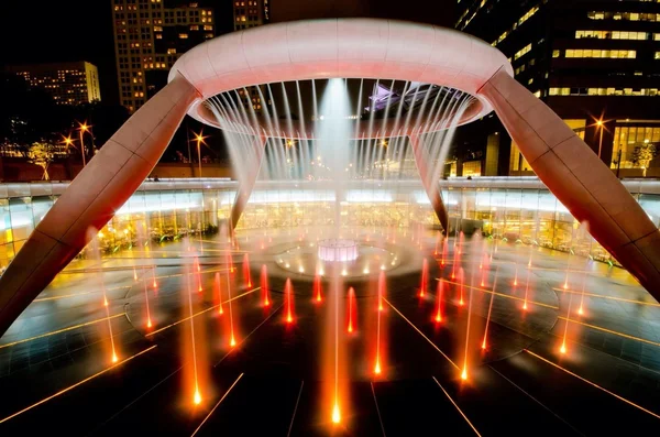 Fontana della ricchezza con torre suntec a Singapore — Foto Stock