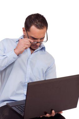 adam onun laptop ekran okumak için mücadele