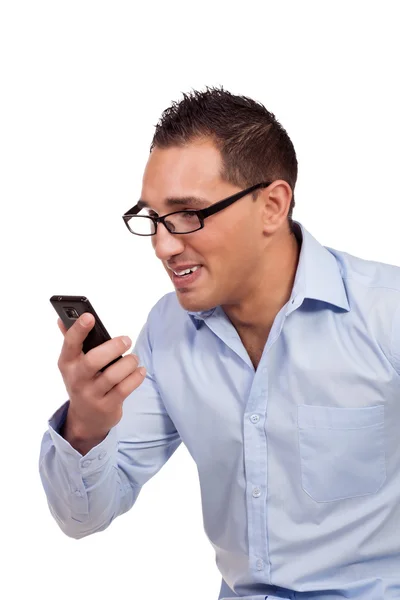 Homem sorrindo enquanto lê uma mensagem de texto — Fotografia de Stock