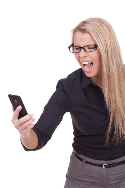 Wütende Frau brüllt ihr Handy an — Stockfoto