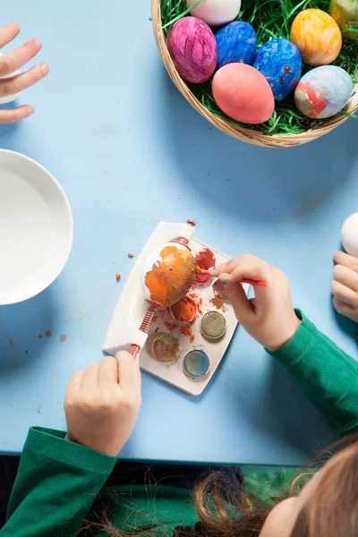 Child painting Easter eggs — Stock Photo, Image