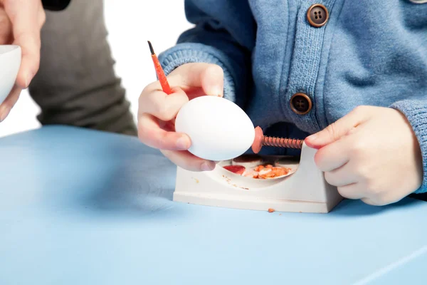 Bambino che si prepara a dipingere uova di Pasqua — Foto Stock