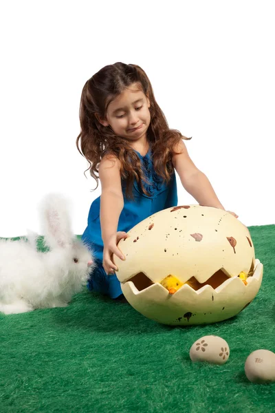 Young girl with huge egg and chicks inside — Stock Photo, Image