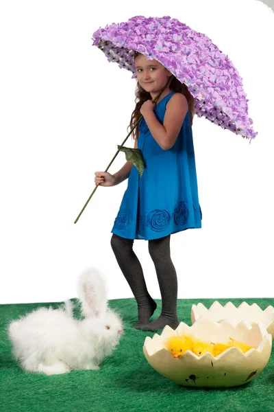 Giovane ragazza in abito blu che tiene parasole viola — Foto Stock
