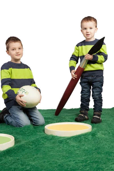Giovani ragazzi con pennello enorme, tavolozza di colori e uova — Foto Stock