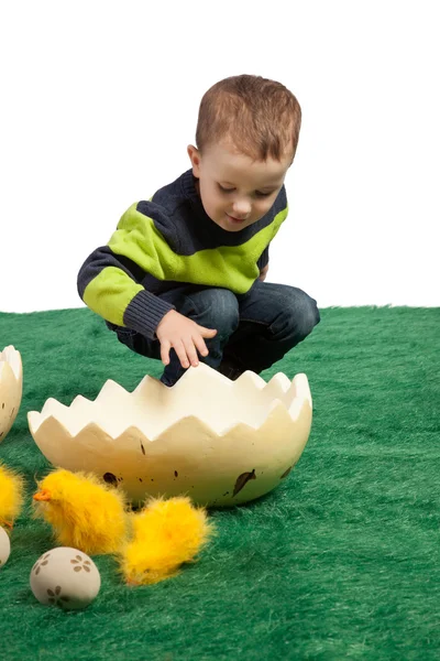 Piccolo ragazzo con enorme forma di uovo e pulcini giocattolo — Foto Stock