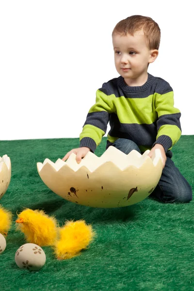 Piccolo ragazzo con enorme forma di uovo e pulcini giocattolo — Foto Stock