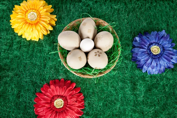 Πασχαλινά αυγά και πολύχρωμα λουλούδια — Φωτογραφία Αρχείου