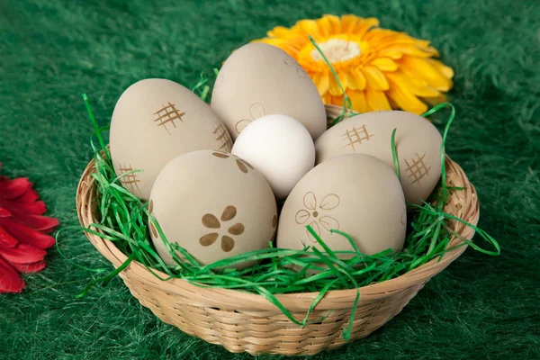 Καλάθι με αυγά του Πάσχα με ζωγραφισμένα μοτίβα — Φωτογραφία Αρχείου