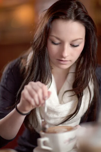 Donna che prende un cappuccino dopo cena — Foto Stock