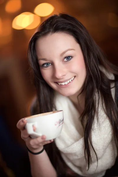 Piękna kobieta picia kawy — Zdjęcie stockowe