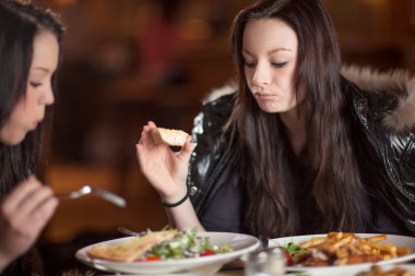 iki arkadaş bir restoranda bir yemek keyfi