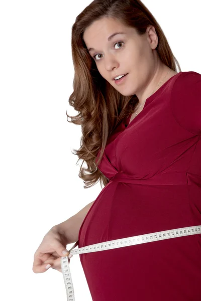 Женщина ждёт близнецов, измеряющих её живот. — стоковое фото