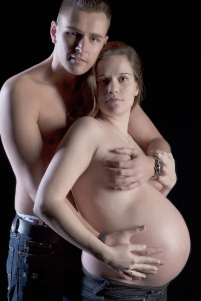 Pregnant woman posing with her husband — Stock Photo, Image