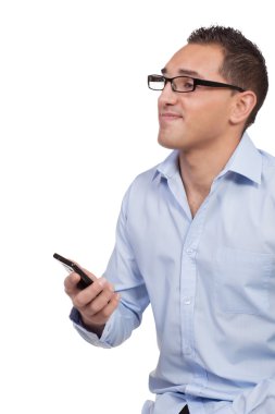 bir cep telefonu tutan memnun genç adam