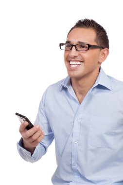 bir cep telefonu tutan adam gülüyor
