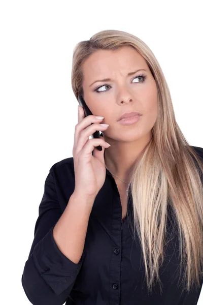 Хмурая женщина разговаривает по мобильному телефону — стоковое фото