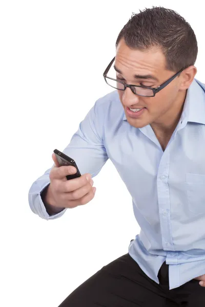 Muž čtení textové zprávy na jeho mobilní Stock Snímky