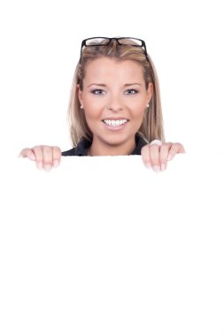 boş bir kayıt tutan neşeli kadın