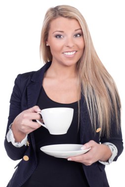 mutlu sarışın bir kadın beyaz bir bardaktan içiyor