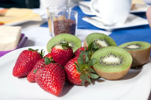 Helping of fresh strawberries and kiwifruit — Stock Photo, Image