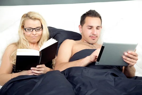 Coppia a letto godendo i loro oursuit individuali — Foto Stock