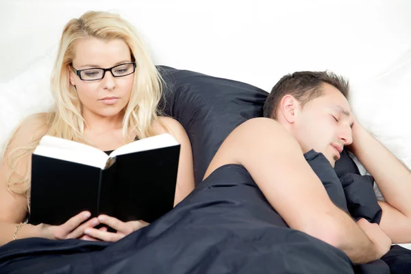 Couple reading and sleeping in harmony — Stock Photo, Image