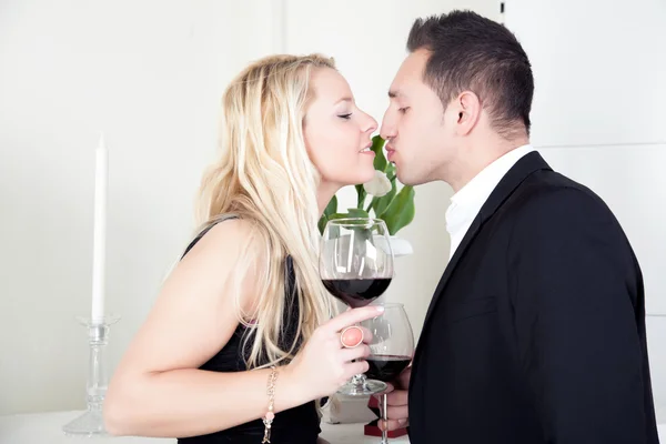 Couple in love kissing — Stock Photo, Image