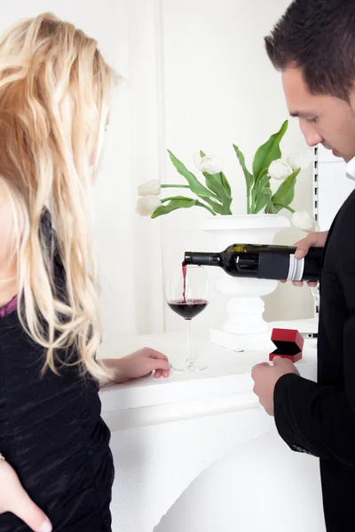 Muž nalil sklenici červeného vína — Stock fotografie