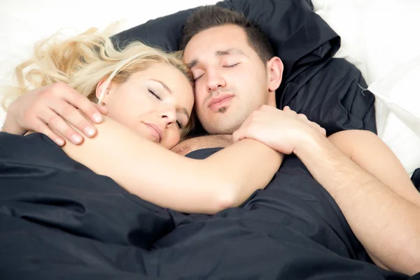 Tillgiven par njuter av en lycksalig sömn — Stockfoto