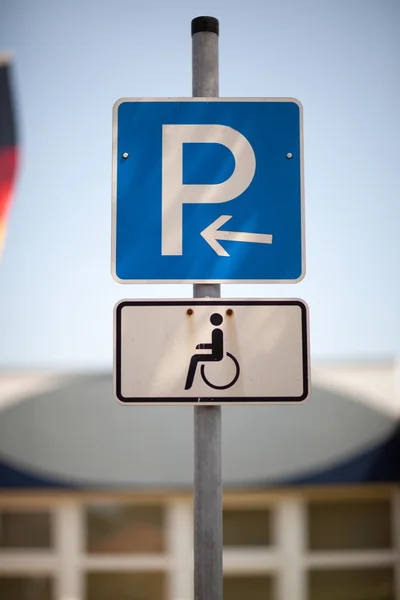 Estacionamento para o sinal de deficiente — Fotografia de Stock