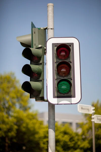 Traffic-light met groen licht verlicht — Stockfoto