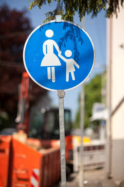 Sinal de aviso para crianças que atravessam — Fotografia de Stock