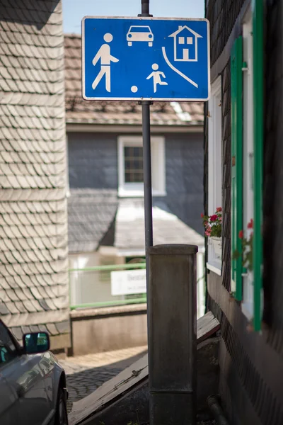 子供の道路標識の用心しなさい — ストック写真