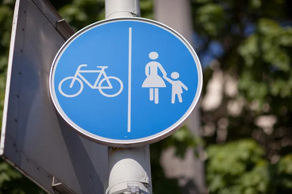 Sinal de estrada para bicicletas e peões — Fotografia de Stock