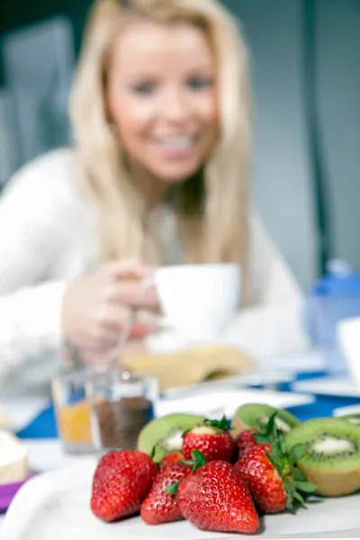 Fresh strawberries and kiwi fruit — Stock Photo, Image