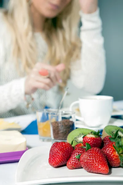 板的成熟的草莓的早餐 — 图库照片