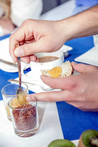 Uomo cucchiaio fuori dolce conservare — Foto Stock