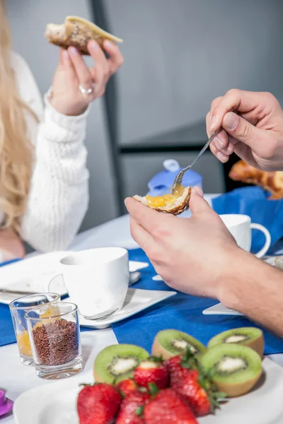 Couple seated eating breakfast — Stock Photo, Image