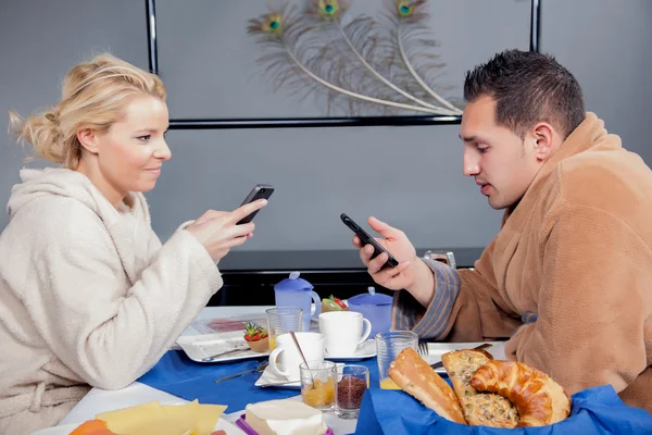 Ungt par i badrockar äter frukost — Stockfoto