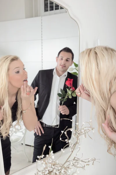 Hombre romántico mirando a una mujer hermosa — Foto de Stock