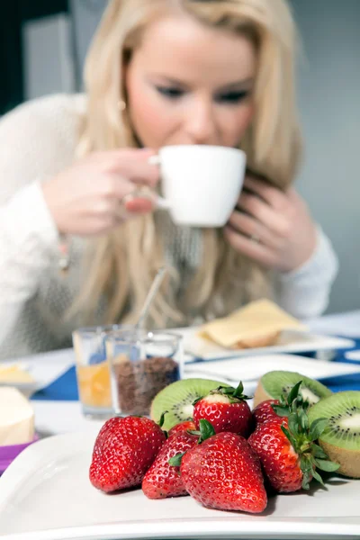 Serving of fresh strawberries and kiwifruit — Stock Photo, Image