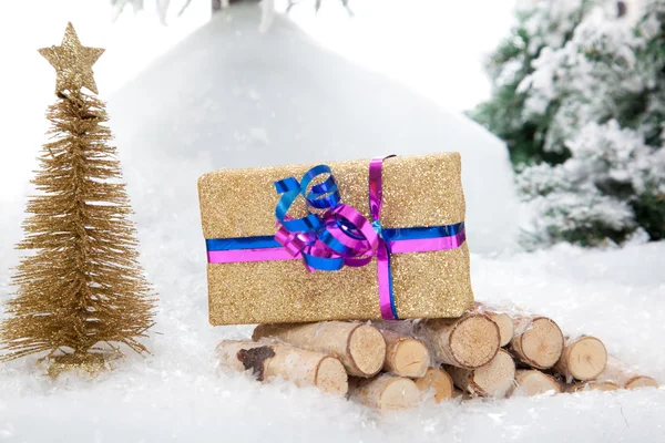 Gouden kerstcadeau — Stockfoto