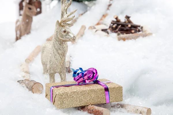 Golden Reindeer presents a Gift — Stock Photo, Image